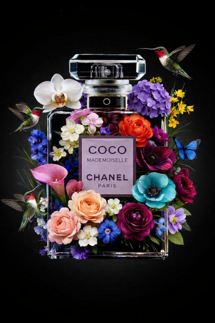 Luxe parfumfles omringd door kleurrijke bloemen, vlinders en kolibries op zwarte achtergrond, elegante wanddecoratie.