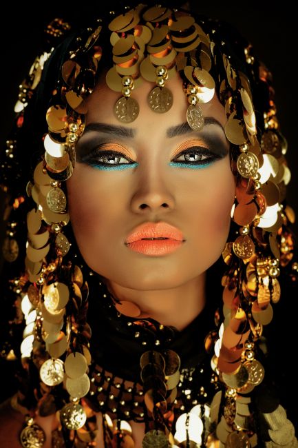Luxe vrouwelijk portret met gouden sieraden en glamoureuze make-up, elegante moderne wanddecoratie