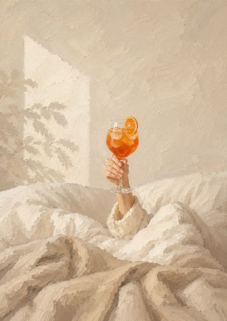 Luxe poster van een hand met een Aperol Spritz boven een zacht beige bed in een modern en minimalistisch interieur met warme natuurlijke tinten.
