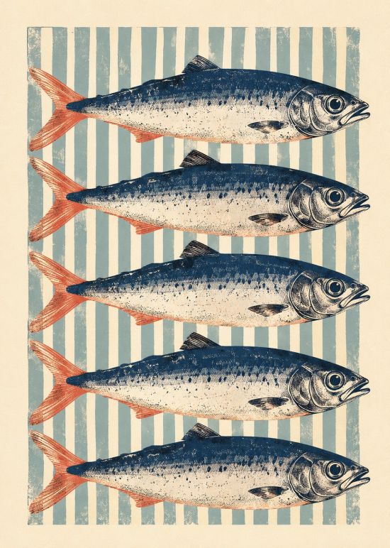 Vintage wanddecoratie met vijf blauw-oranje vissen op een lichtblauw gestreepte achtergrond in mediterrane coastal stijl.