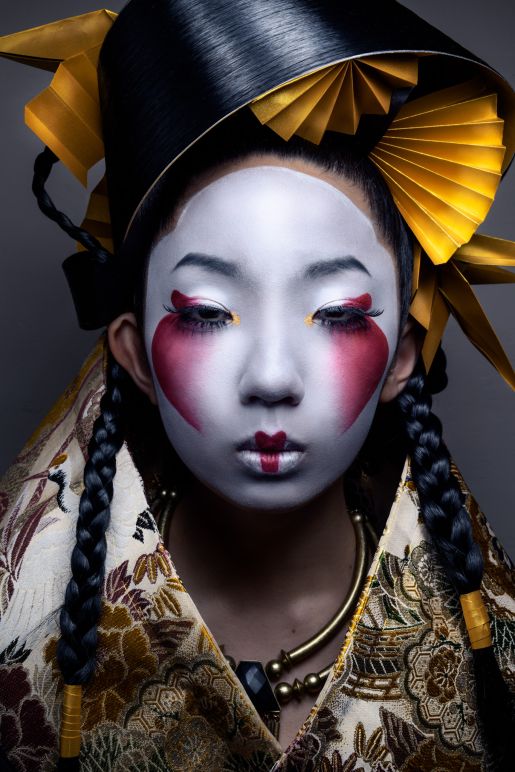 Moderne geisha kunst als luxe wanddecoratie, met een wit geschminkt gezicht, rode make-up accenten en een zwart-gouden hoofddeksel in een artistieke en stijlvolle compositie.