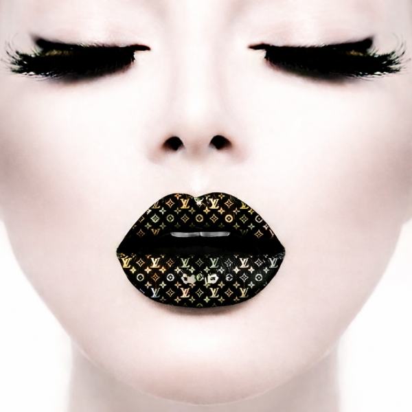 Minimalistisch portret met zwarte luxe fashion lippen en opvallende make-up, moderne stijlvolle wanddecoratie.