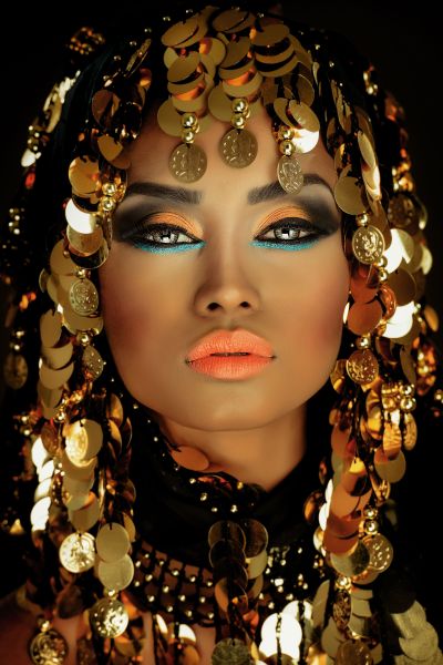 Luxe vrouwelijk portret met gouden sieraden en glamoureuze make-up, elegante moderne wanddecoratie