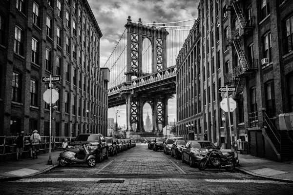 Zwart-wit New York brug stadsgezicht tussen bakstenen gebouwen industriële urban wanddecoratie