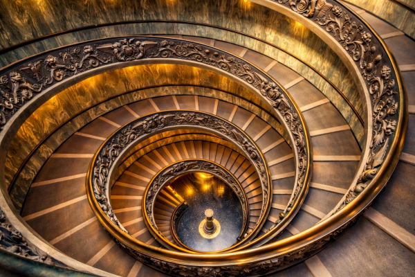 Luxe architectuur wanddecoratie van een gouden spiraaltrap met elegante details en symmetrische vormen in warme verlichting