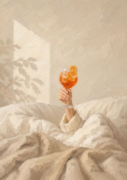 Luxe poster van een hand met een Aperol Spritz boven een zacht beige bed in een modern en minimalistisch interieur met warme natuurlijke tinten.