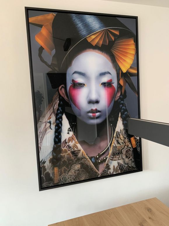 Twee foto's op plexiglas aan de wand
